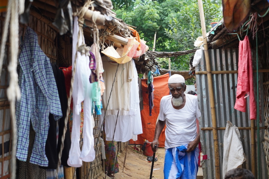 Abdul Amin tiene 80 años. Llegó a Kutupalong hace dos años junto a 16 miembros de su familia tras cruzar el río. Fueron tres largos días de travesía. (Dalila MAHDAWI/AFP)