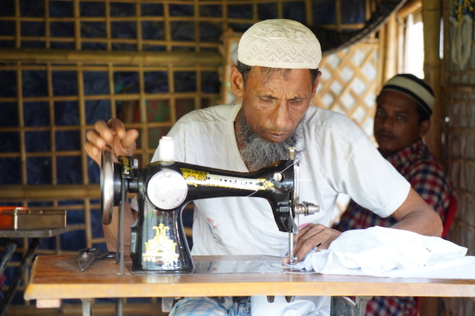 Azizul Hogue era navegante. En 2017 huyó a Bangladesh junto a 10 familiares. Ha conseguido comprar una máquina de coser con la que sobrevivir. (Dalila MAHDAWI)