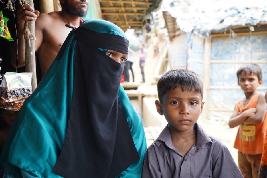 Bibi Jan junto a su hijo de cinco años. El Ejército birmano mató a sus dos hermanos y ella fue apuñalda. Aún conserva las marcas en su cuerpo. Su aldea fue quemada y tuvo que huir únicamente con lo puesto. (Dalila MAHDAWI)