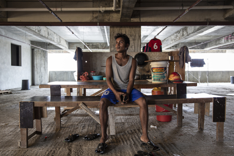 Iman, de 22 años, huyó en 2015 a Tailandia, primero, y luego a Malasia, donde los rohingyas carecen de estatus legal. Trabaja en la construcción, aunque su empleador no le ha pagado los dos últimos meses y medio. (Arnaud FINISTRE)
