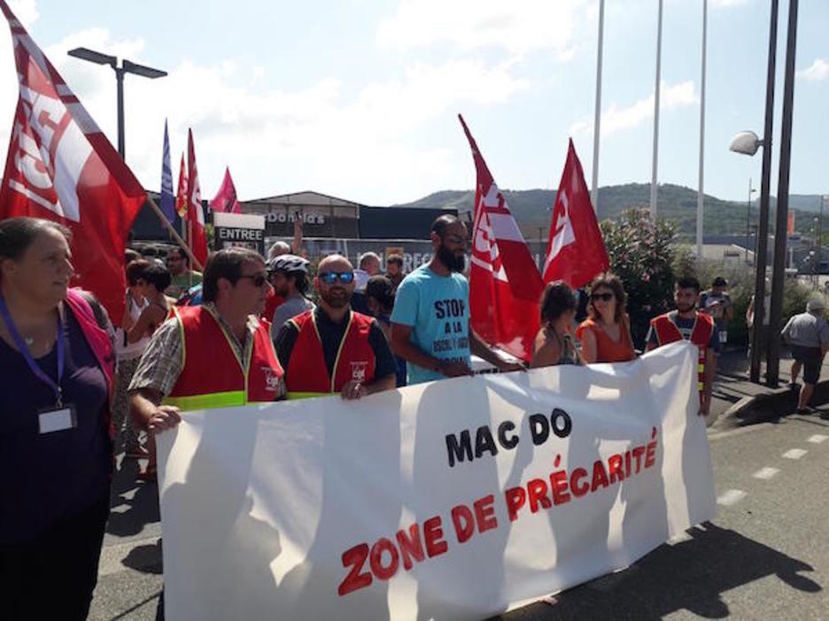 G7aren kontragailuarraren baitan, Hendaiako McDonald'sen ekintza egin dute LAB, Solidaires eta CGT sindikatuek