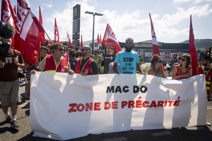 Hendaiako McDonald's parean elkartu dira sindikatuak. Guillaume FAUVEAU