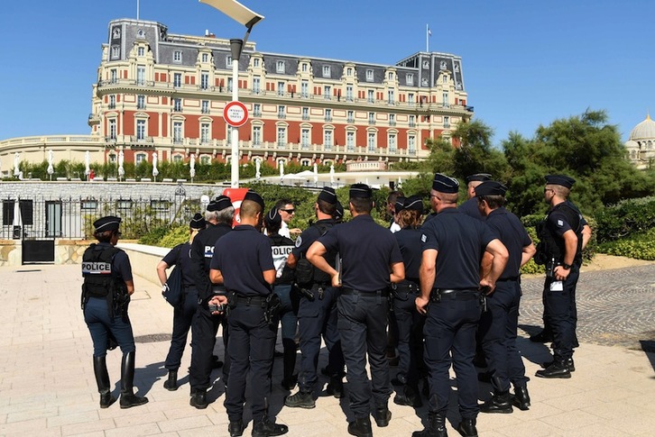 Policías franceses, ante el Hotel du Palais de Biarritz. (Bertrand GUAY | AFP)