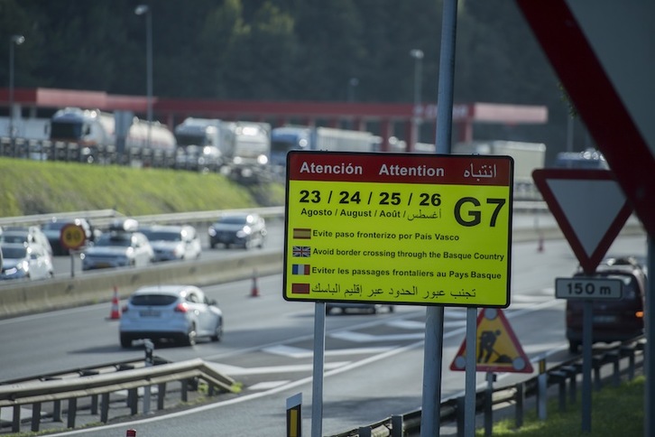 Avisos en los pasos de frontera. (Gorka RUBIO | AFP)