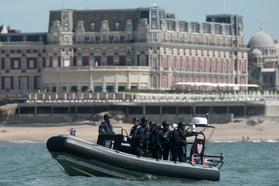 Policías franceses en lancha ante el Hotel du Palais de Biarritz. (Gaizka IROZ | AFP)