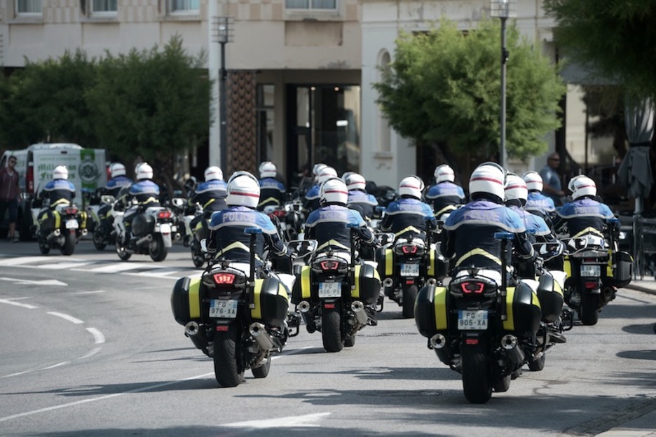 Decenas de agentes motorizados, en las calles de Biarritz. (Gaizka IROZ | AFP)