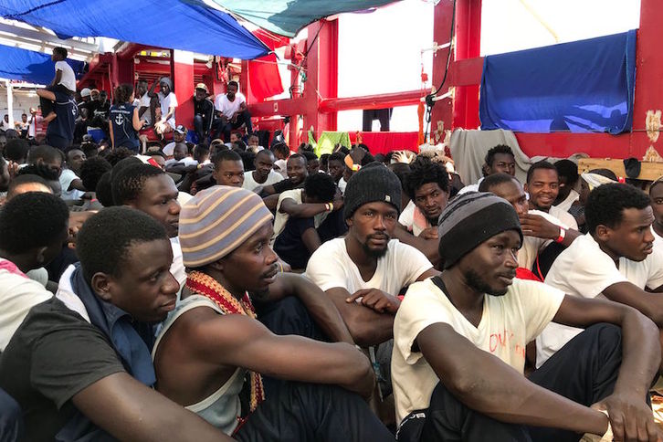 Migrantes a bordo del Ocean Viking. (Ane CHAON/AFP)