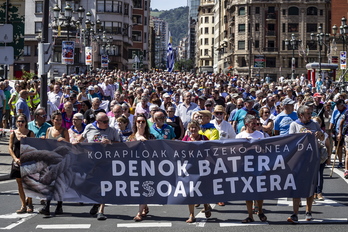 La cabecera de la manifestación llegando al Ayuntamiento    (Aritz LOIOLA I FOKU)