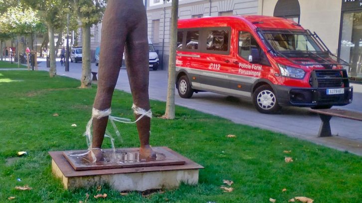 Las piernas de la escultua, de donde ha sido sustraida la placa. 