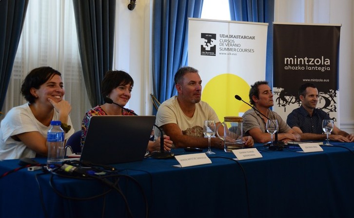 Miren Aetrtxe, Oihana Iguaran eta Jon Maia bertsolariak, Alberto Irazu rock aditua eta Harkaitz Zubiri moderatzailearekin batera.(MINTZOLA)