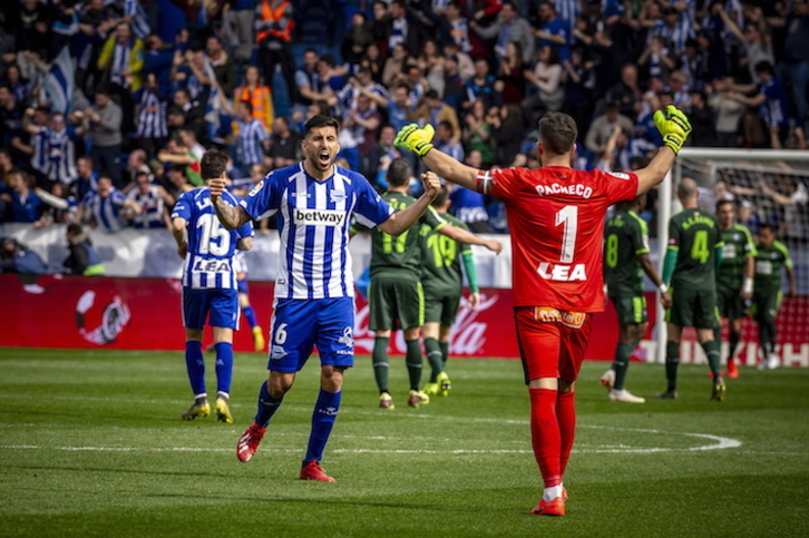 Maripán celebra con el portero un gol de la pasada temporada. (Jaizki FONTANEDA/FOKU)