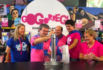 Aburto haciendo turno en Gogorregi con dirigentes del PNV. (@juanmariaburto)