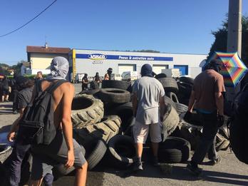 Barrikadak gaur arratsaldean Urruñan, G7aren aurka. (NAIZ)