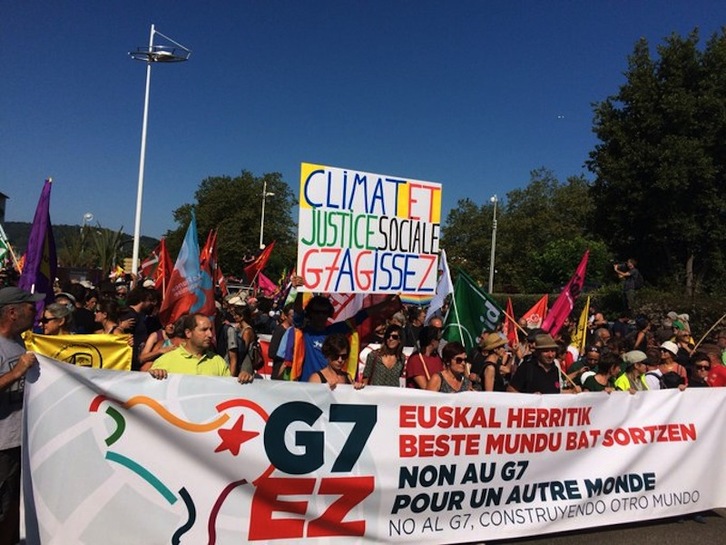 La pancarta que abre la manifestación. (Willy ROUX)