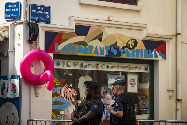 Policías ante una tienda cerrada en las cercanías del Puerto Viejo de Biarritz. (Guillaume FAUVEAU)