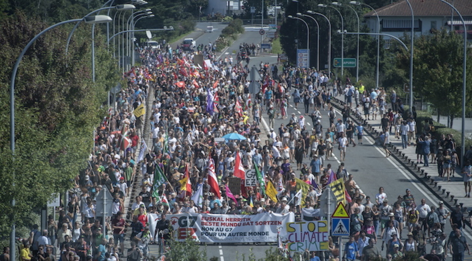 Lapurdi eta Gipuzkoa batzen dituen Santiago zubian. (Jon URBE/FOKU)