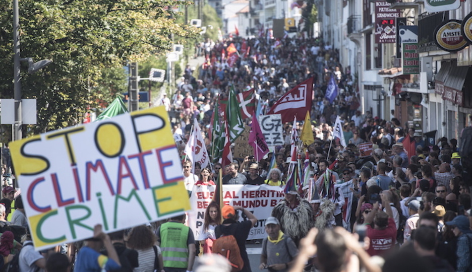 Askotariko aldarriak ikusi ahal izan dira manifestazioan. (Jagoba MANTEROLA/FOKU)
