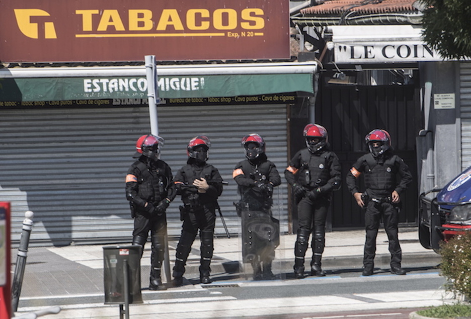 Ertzainak, manifestazioaren ibilbidean. (Jagoba MANTEROLA/FOKU)