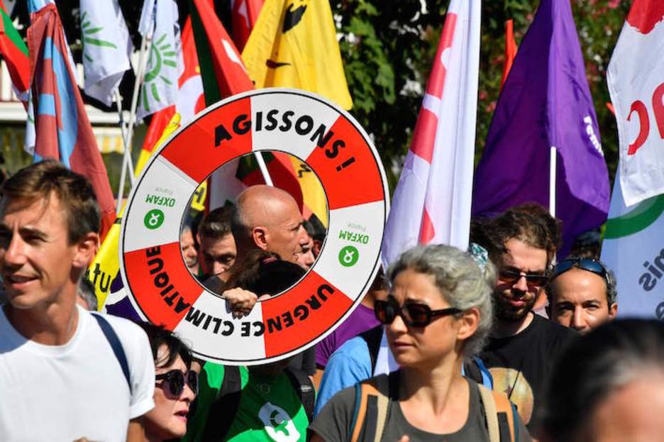 Larrialdi klimatikoaren inguruko aldarria. (Ander GILLENEA/AFP)