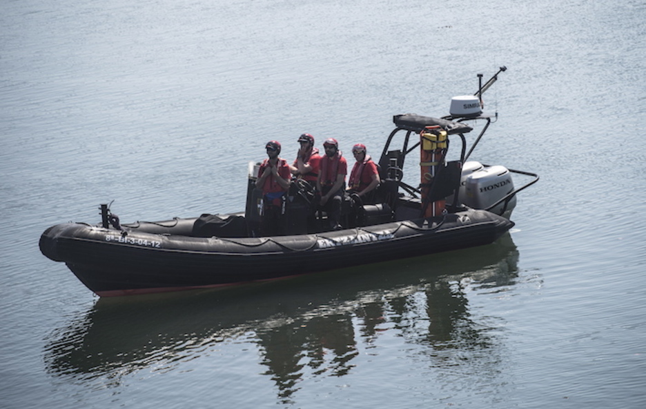 Ertzainak, baita uretan ere. (Jagoba MANTEROLA/FOKU)