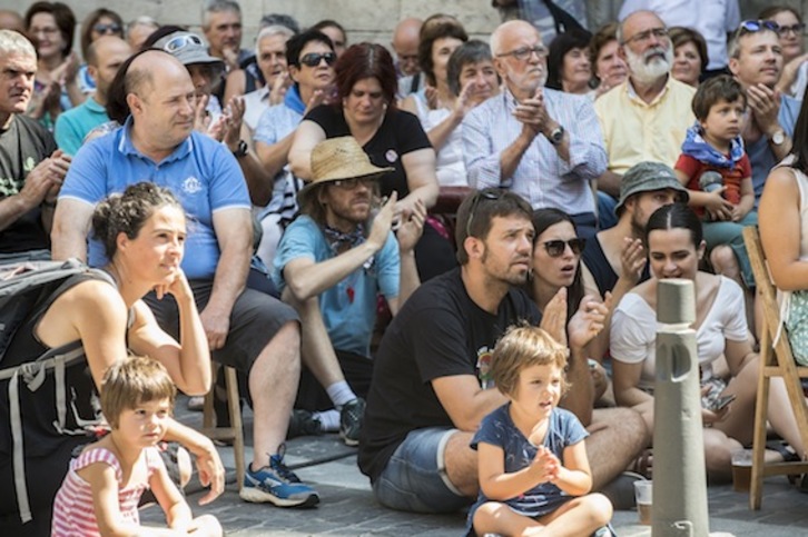 Público bertsozale en la Plaza Santiago. (Marisol RAMIREZ/FOKU)