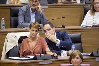 Alzórriz, que ha hecho el anuncio, conversa con Chivite en el Parlamento. (Iñigo URIZ | FOKU)