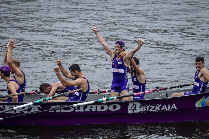 Tercera vez que los remeros de la «Sotera» alzan los brazos en esta Liga Eusko Label. (Aritz LOIOLA / FOKU)