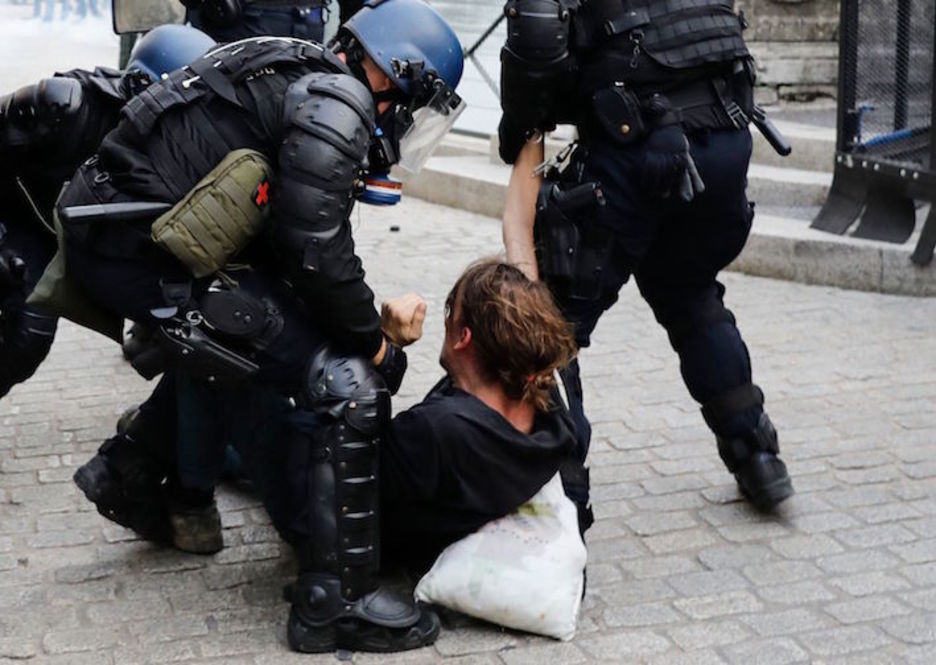 Policías detienen a un manifestante. (Thomas SAMSON/AFP)
