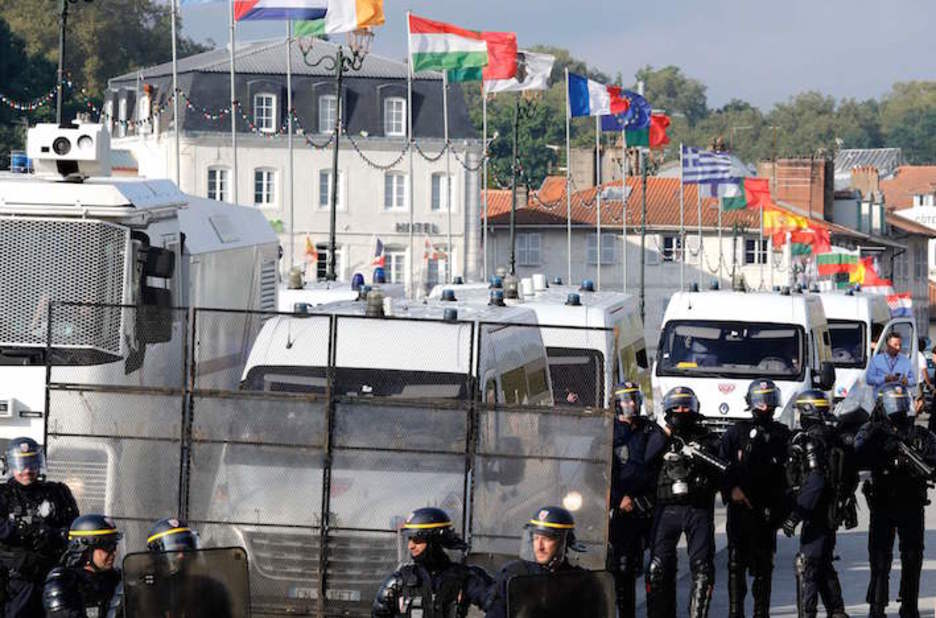 La Policía ha bloqueado a los manifestantes en Baiona Ttipia. (Thomas SAMSON/AFP)