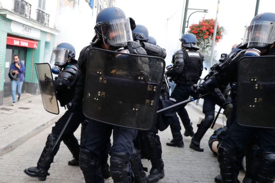 Un grupo de gendarmes, durante las cargas. (Thomas SAMSON/AFP)