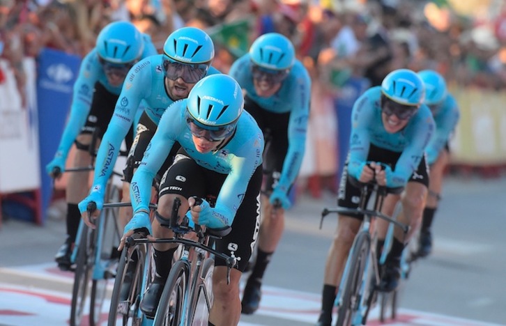 Miguel Ángel López ha sido el primero en pasar la línea de meta del Astana.(Josep LAGO/AFP)
