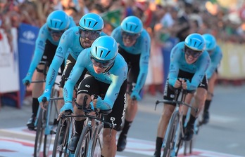 Miguel Ángel López ha sido el primero en pasar la línea de meta del Astana.(Josep LAGO/AFP)