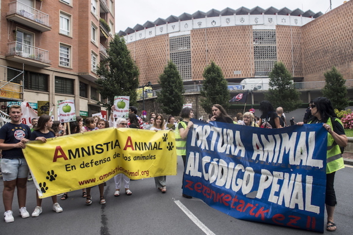 Antitaurinos concentrados junto a la plaza de Vista Alegre. (Marisol RAMIREZ/FOKU)