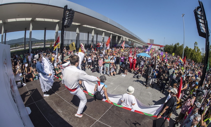 Hendaia eta Irun artean egin den manifestazioaren amaiera ekitaldia. (Jon URBE/FOKU)
