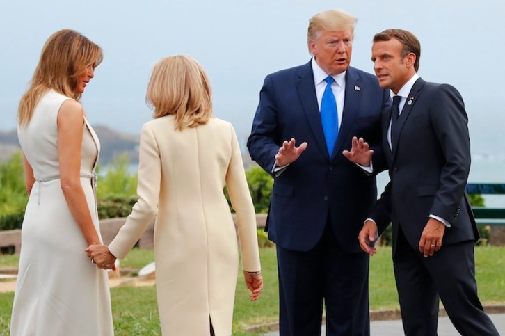 Emmanuel y Brigitte Macron reciben a Donald y Melania Trump en el faro de Biarritz. (Francois MORI/AFP)