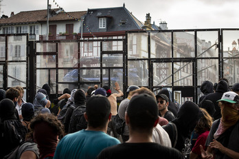 Manifestariak polizi harresien aurrrean, bart Baiona Ttipian. (Guillaume FAUVEAU)