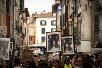 Les portraits présidentiels étaient portés à l'envers, pour symboliser l'incohérence entre ses paroles et ses actes. © Guillaume FAUVEAU