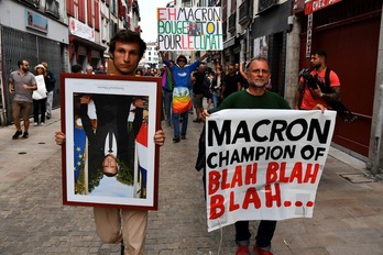 Los retratos de Macron, boca abajo por las calles de Baiona. (Georges GOBET | AFP)