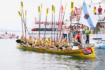 Los remeros de Orio, con los remos en alto, en Boiro. (LA OTRA FOTO)