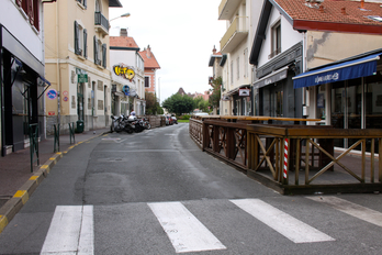 En zone bleue, les commerçants du haut de la rue Gambetta ont baissé le rideau ce dimanche 25 août. © Ester GRAN