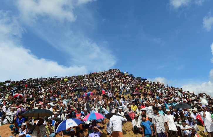 Miles de refugiados rohingyas han asistido al acto conmemorativo     (Munir UZ ZAMAN I AFP PHOTO)