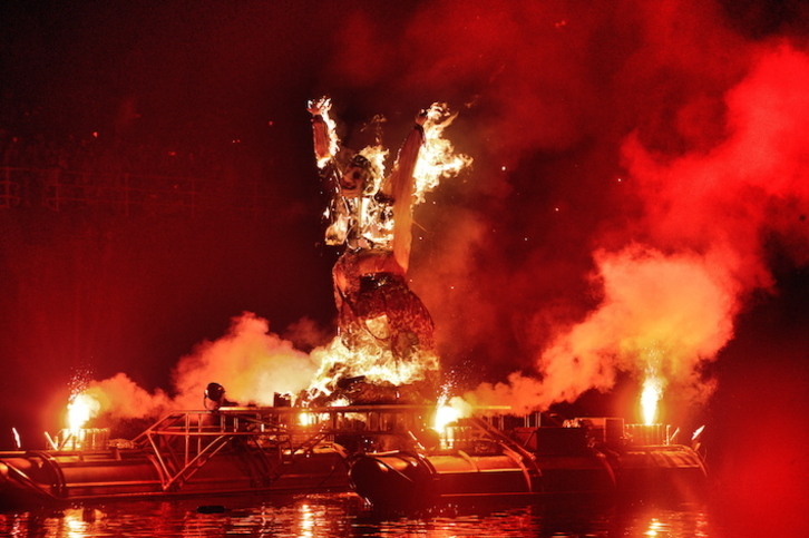 Marijaia se despide entre llamas de los bilbainos y bilbainas. (FOKU)