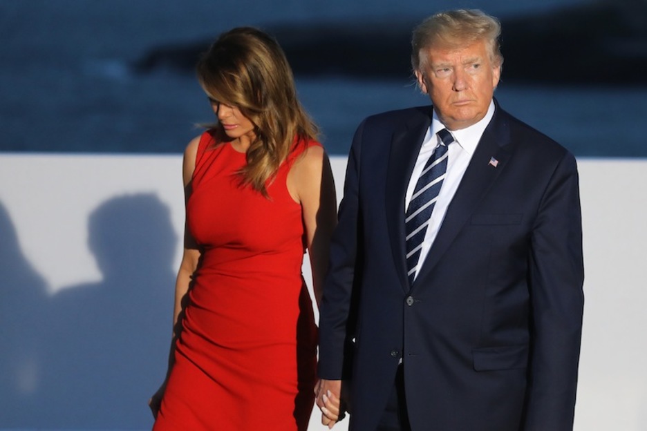Melania y Donald Trump, en la balconada sobre la playa biarrota. (Ludovic MARIN | AFP)