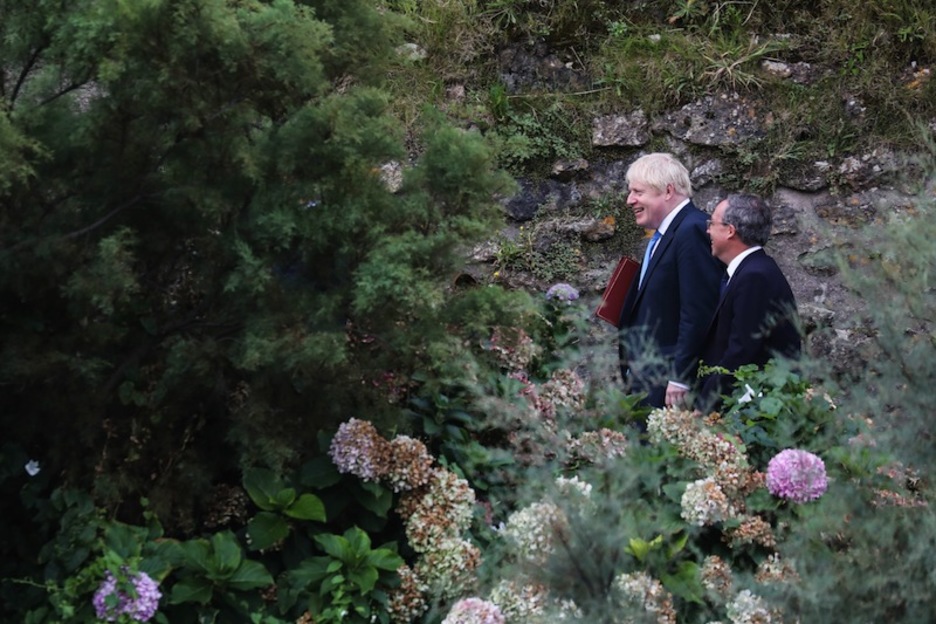 Boris Johnson, paseo matinal por el malecón. (Ludovic MARIN | AFP)