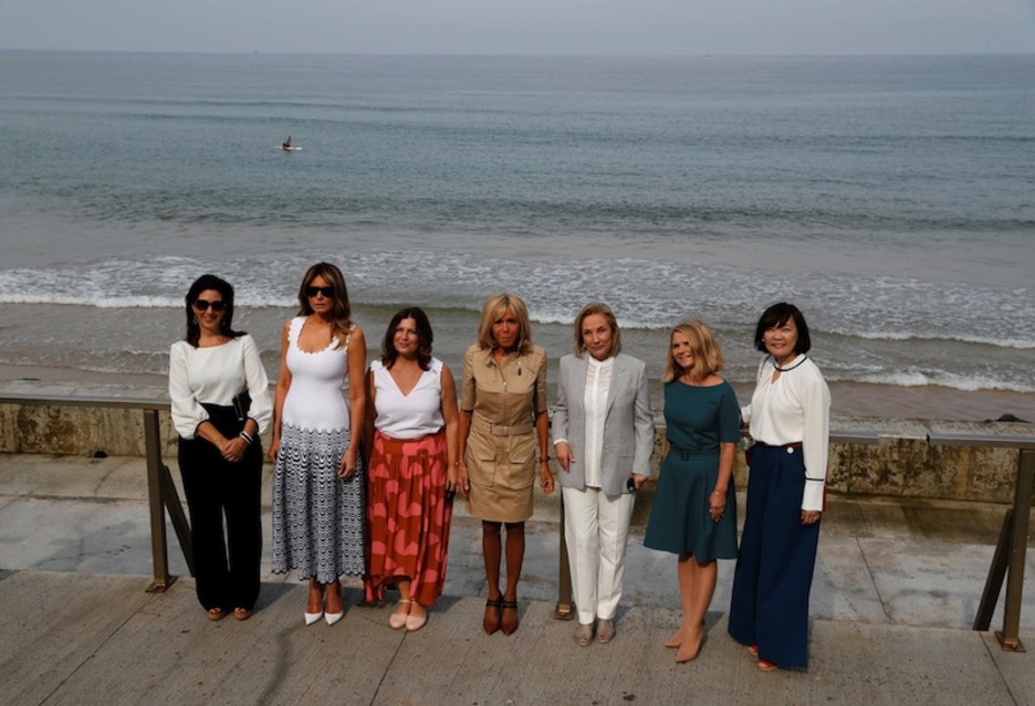 Las mujeres del G7, hoy en la playa de la Costa de los Vascos. (Thomas SAMSON | AFP)