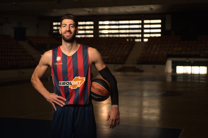 Shengelia posa con la primera equipación que conmemora el 60º aniversario. (KIROLBET BASKONIA)