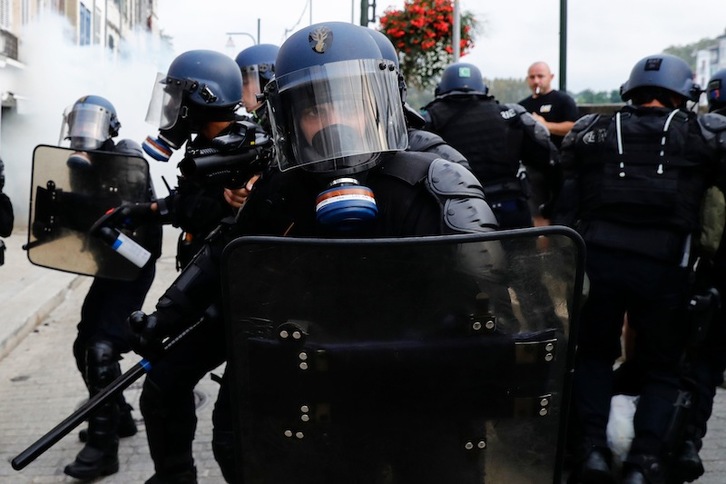 Policías cargan el sábado en Baiona, donde hubo varias detenciones. (Thomas SAMSON | AFP)