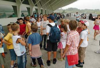 Niños y niñas de Chernóbil en el aeropuerto de Loiu, en una imagen de archivo. (Jon HERNÁEZ / FOKU)