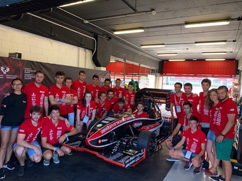 Parte del equipo de la UPV/EHU, en Montmeló. 