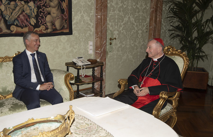 El lehendakari Urkullu conversa con el cardenal Parolin. (IREKIA.EUS)